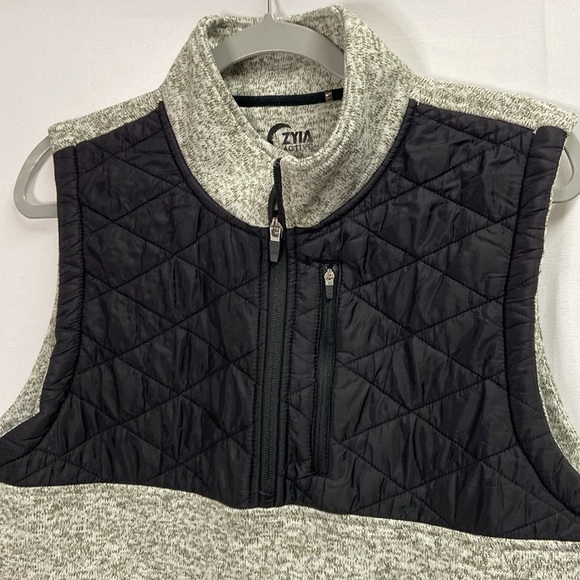 ZYIA Active Men's Quilted Cabin Quarter Zip Sweater Vest Tan/Black Size Medium - Picture 3 of 7